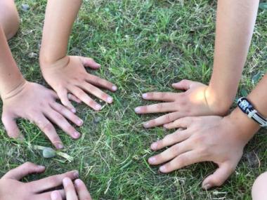 billede af børns hænder mod jorden